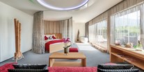 Luxusurlaub - Wellnessbereich - Panorama-Suite mit freistehender Badewanne, großzügiger Dachterrasse und Blick auf den Ritzensee sowie den Gletscher des Kitzsteinhorns - Ritzenhof****S - Hotel & Spa am See