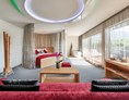 Luxushotel: Panorama-Suite mit freistehender Badewanne, großzügiger Dachterrasse und Blick auf den Ritzensee sowie den Gletscher des Kitzsteinhorns - Ritzenhof****S - Hotel & Spa am See
