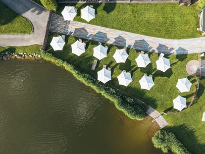 Luxusurlaub - Bar: Poolbar - Die Liegewiese im Spa am See aus der Vogelperspektive - Ritzenhof – Hotel und Spa am See