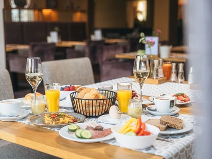 Luxusurlaub - Bar: Poolbar - Ein ausgedehntes Frühstück ist der perfekte Start in den Tag. - Ritzenhof – Hotel und Spa am See
