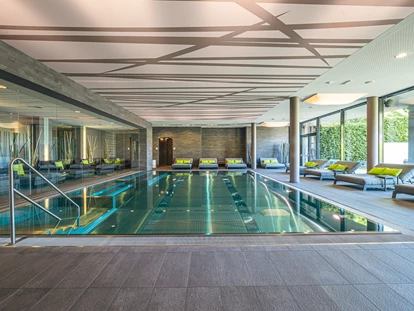Luxusurlaub - Bar: Poolbar - Indoor-Pool im Spa am See - Ritzenhof – Hotel und Spa am See