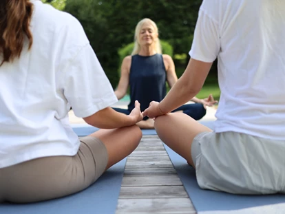 Luxusurlaub - Bar: Poolbar - Namasté beim Yoga am See (im Vitalplan inkludiert) - Ritzenhof – Hotel und Spa am See