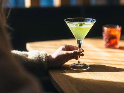 Luxusurlaub - Bar: Poolbar - Cocktail an der Hotelbar - Ritzenhof – Hotel und Spa am See