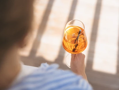 Luxusurlaub - Bar: Poolbar - Cocktail an der Lakeside Bar - Ritzenhof – Hotel und Spa am See