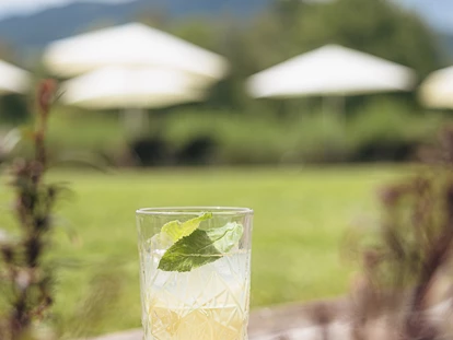 Luxusurlaub - Bar: Poolbar - Mit der Lakeside Bar kommt der Lieblingsdrink zur Liege! - Ritzenhof – Hotel und Spa am See