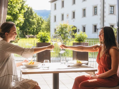 Luxusurlaub - Bar: Poolbar - Cheers! Ein schöner Ausblick ist in unserem Restaurant garantiert.  - Ritzenhof – Hotel und Spa am See