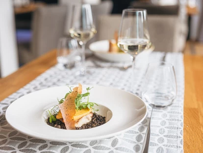 Luxusurlaub - Bar: Poolbar - 5-Gang-Gourmetdinner am Abend - Ritzenhof – Hotel und Spa am See