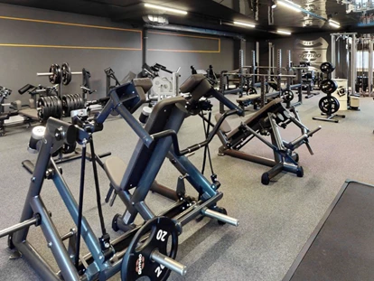 Luxusurlaub - Bar: Poolbar - INJOY Fitnessstudio direkt neben dem Hotel mit kostenfreien Zugang für Gäste  - Ritzenhof – Hotel und Spa am See