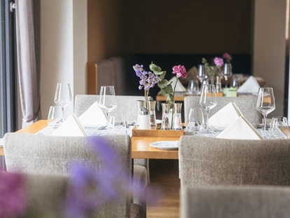 Luxusurlaub - Bar: Poolbar - Restaurantbereich  - Ritzenhof – Hotel und Spa am See