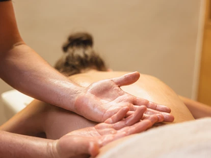 Luxusurlaub - Bar: Poolbar - Massagen & Behandlungen im Spa am See - Ritzenhof – Hotel und Spa am See