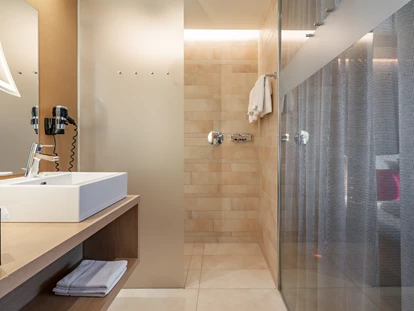 Luxusurlaub - Bar: Poolbar - Badezimmer  - Ritzenhof – Hotel und Spa am See