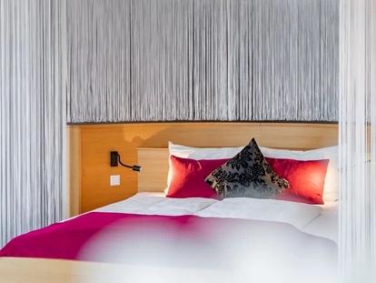 Luxusurlaub - Bar: Poolbar - Bett Panoramasuite Seeblick - Ritzenhof – Hotel und Spa am See