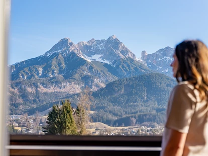 Luxusurlaub - Bar: Poolbar - Ausblick auf das Steinerne Meer - Ritzenhof – Hotel und Spa am See