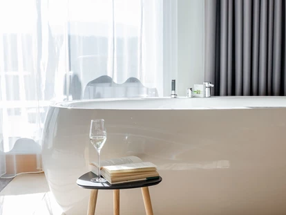 Luxusurlaub - Bar: Poolbar - Badewanne Panoramasuite Seeblick - Ritzenhof – Hotel und Spa am See