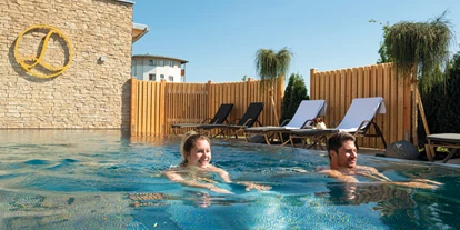 Luxusurlaub - Lutzmannsburg - Nackt-Schwimmbecken im Sauna-Panoramahof © Hotel Larimar - Hotel & Spa Larimar ****S