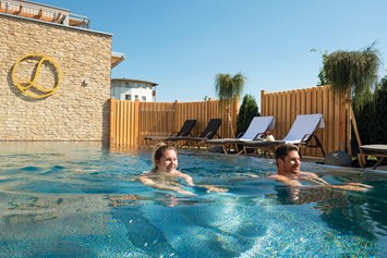 Luxushotel: Nackt-Schwimmbecken im Sauna-Panoramahof © Hotel Larimar - Hotel & Spa Larimar ****S