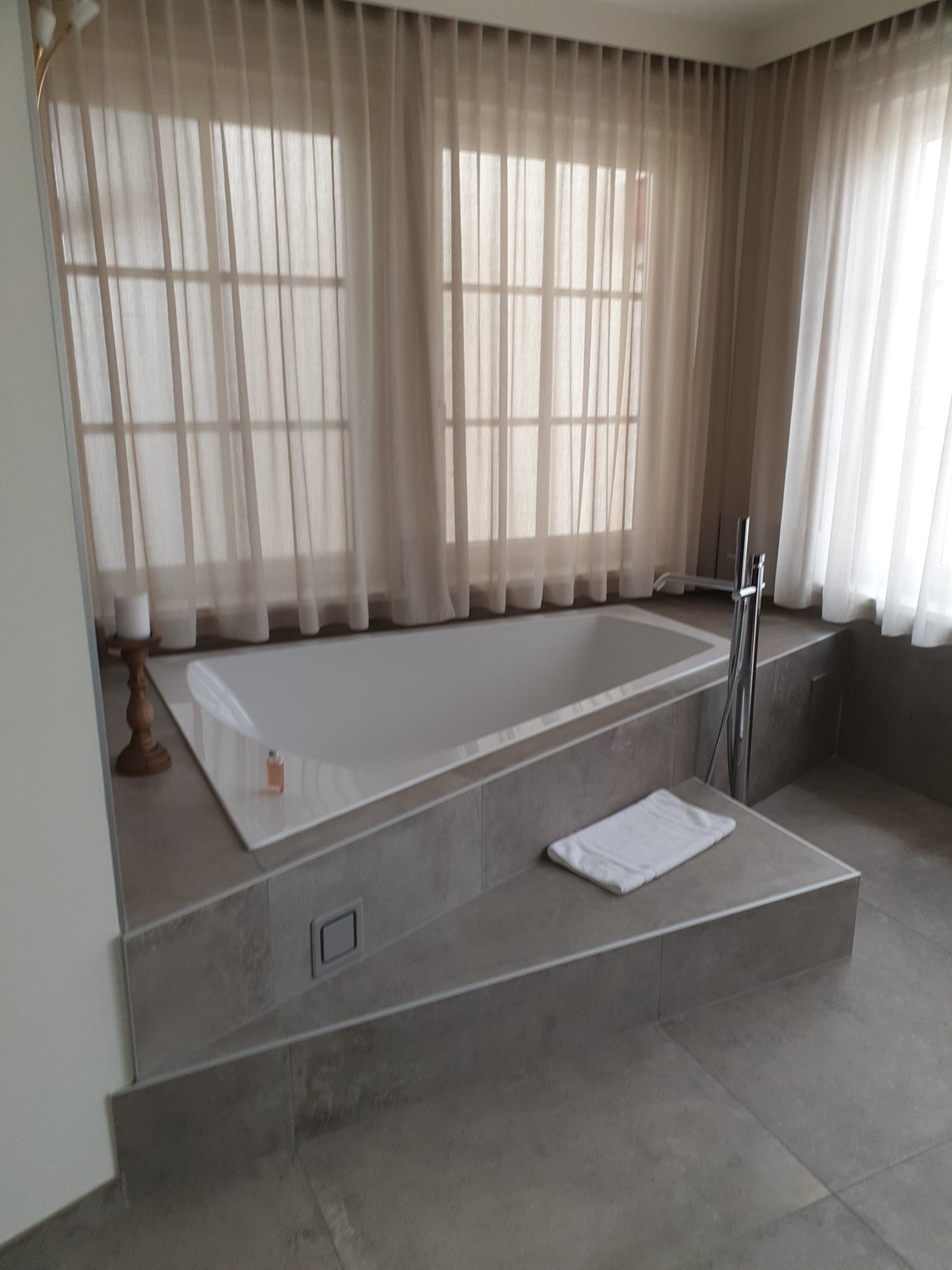 Luxushotel: Badewanne mit Stufe - Romantikresort Bergergut