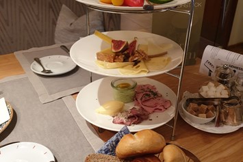 Luxushotel: Frühstück....alles wird eingedeckt...kein Anstellen am Buffet...sehr große Auswahl... - Romantikresort Bergergut