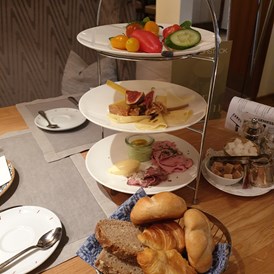 Luxushotel: Frühstück....alles wird eingedeckt...kein Anstellen am Buffet...sehr große Auswahl... - Romantikresort Bergergut