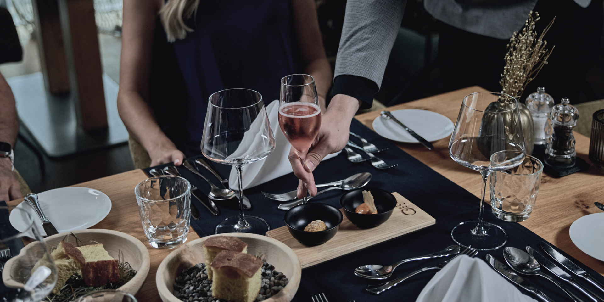 Luxusurlaub - Österreich - Ein Abend voller Geschmack Stil: Im Restaurant der HOCHKÖNIGIN erleben Gäste echte Feinschmeckerneüs in Maria Alm. Kreative Menüs, regionale Zutaten aus dem Salzburger Land und eine erlesene Weinbegleitung verwandeln jeden Besuch in ein unvergessliches kulinarisches Erlebnis.  - die HOCHKÖNIGIN - Mountain Resort