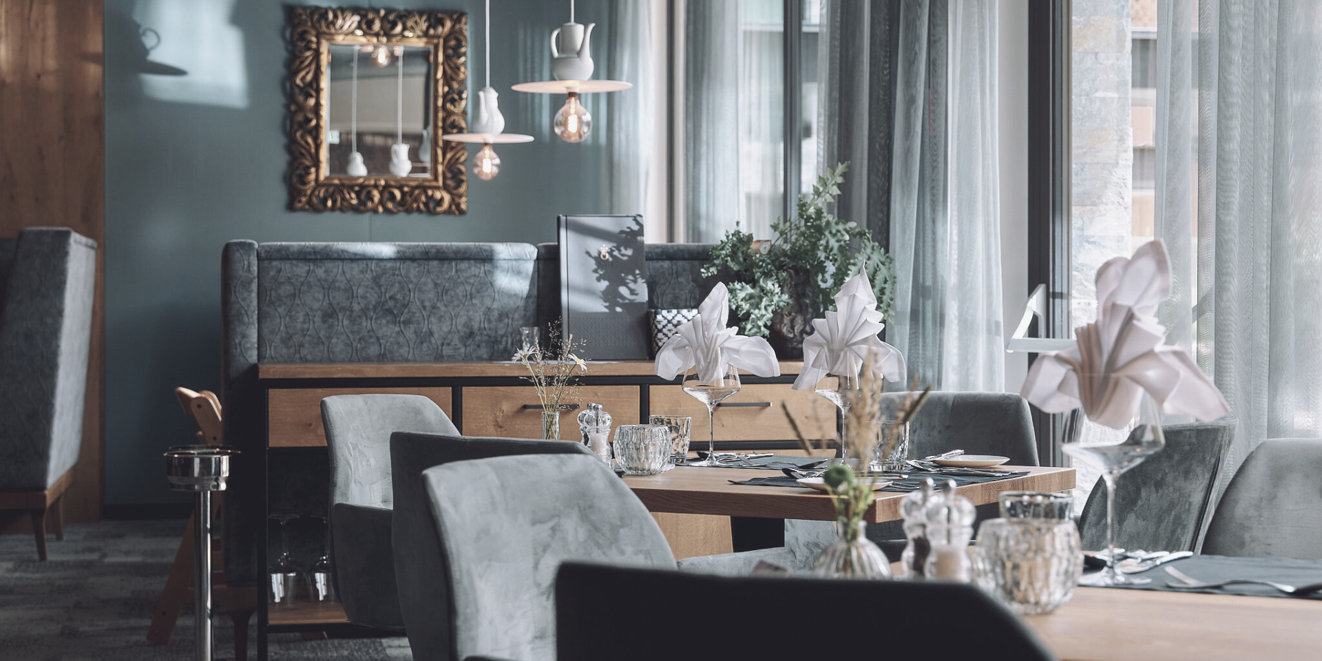 Luxusurlaub - Österreich - Im Gourmetrestaurant der HOCHKÖNIGIN in Maria Alm trifft alpine Leichtigkeit auf elegantes Design und feinste Kulinarik. In stilvollem Ambiente werden kreative Gerichte serviert, inspiriert von den Aromen des Salzburger Landes und begleitet von erlesenen Weinen. Perfekt für Genießer, Paare und Feins - die HOCHKÖNIGIN - Mountain Resort