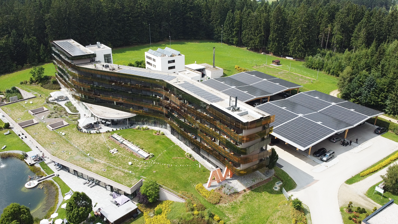 Luxushotel: Hotelansicht von oben mit 503kwp PV Anlage am Hotel und Parkplatzüberdachung - Hotel AVIVA****s make friends