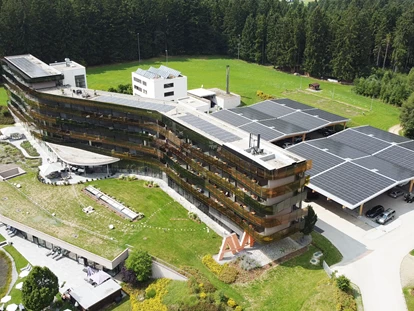 Luxusurlaub - Hotel-Schwerpunkt: Luxus & Sport - Hotelansicht von oben mit 503kwp PV Anlage am Hotel und Parkplatzüberdachung - Hotel AVIVA****s make friends