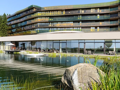 Luxusurlaub - Hotel-Schwerpunkt: Luxus & Sport - Blick vom Schwimmteich auf das Hotel - Hotel AVIVA****s make friends