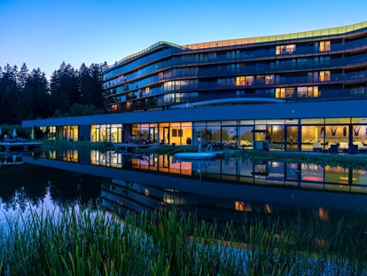 Luxusurlaub - Hotel-Schwerpunkt: Luxus & Sport - Hotel AVIVA am Abend - Hotel AVIVA****s make friends