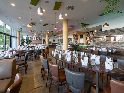 Luxusurlaub - Hotel-Schwerpunkt: Luxus & Sport - Restaurant mit großen Kommunikationstischen - Hotel AVIVA****s make friends