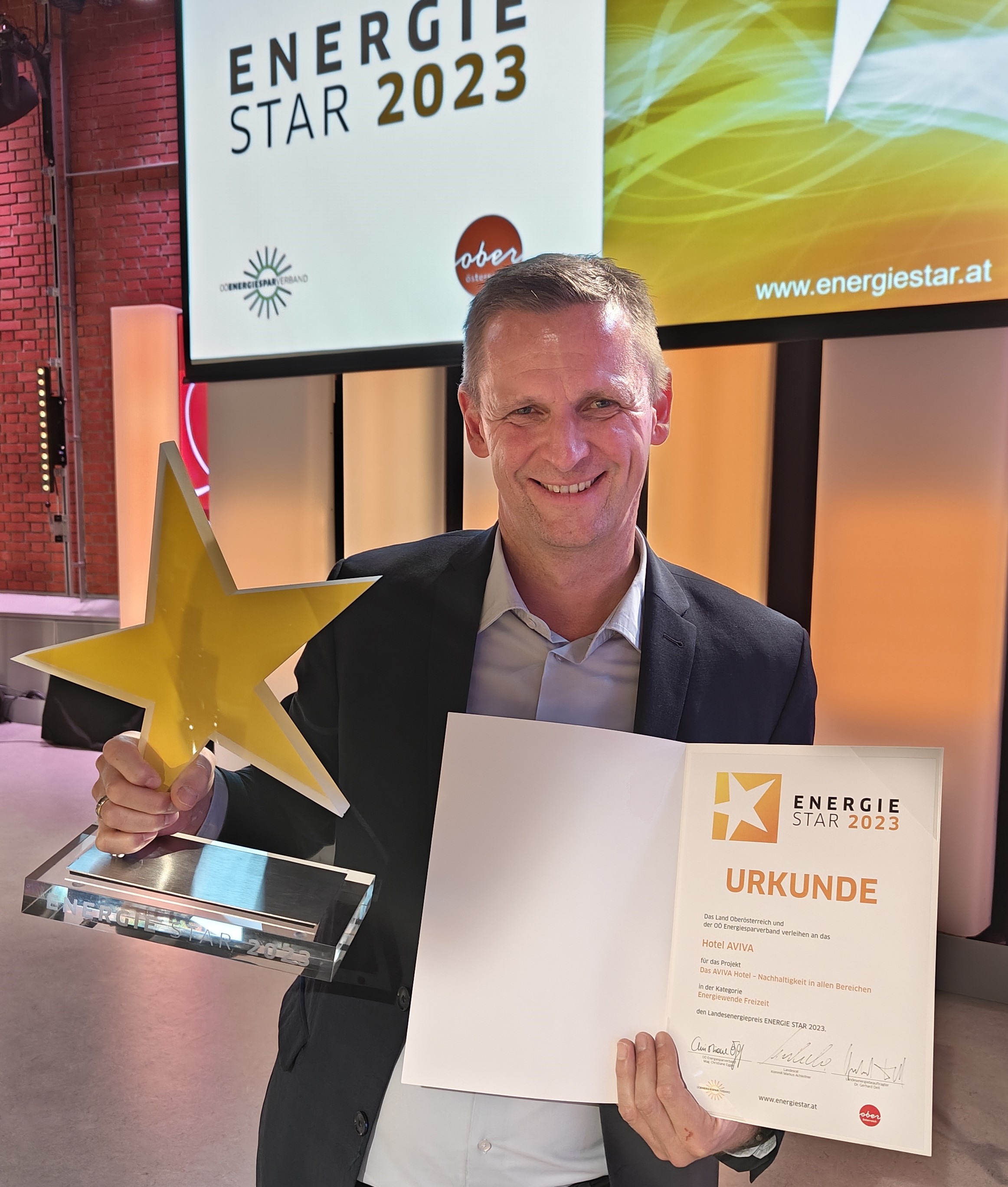 Luxushotel: Hoteleigentümer bei der Auszeichnung mit dem Energiestar - Hotel AVIVA****s make friends