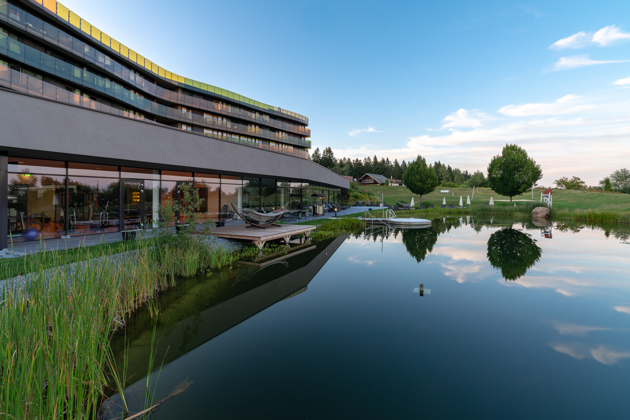 Luxushotel: Schwimmteich mit Blick auf das Hotel - Hotel AVIVA****s make friends