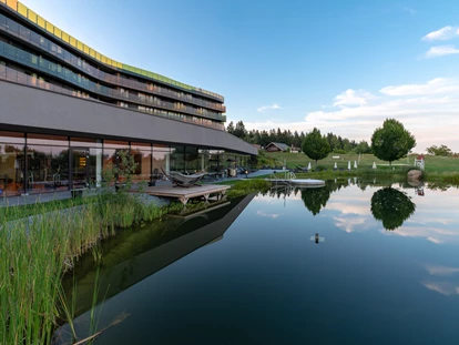 Luxusurlaub - Hotel-Schwerpunkt: Luxus & Sport - Schwimmteich mit Blick auf das Hotel - Hotel AVIVA****s make friends