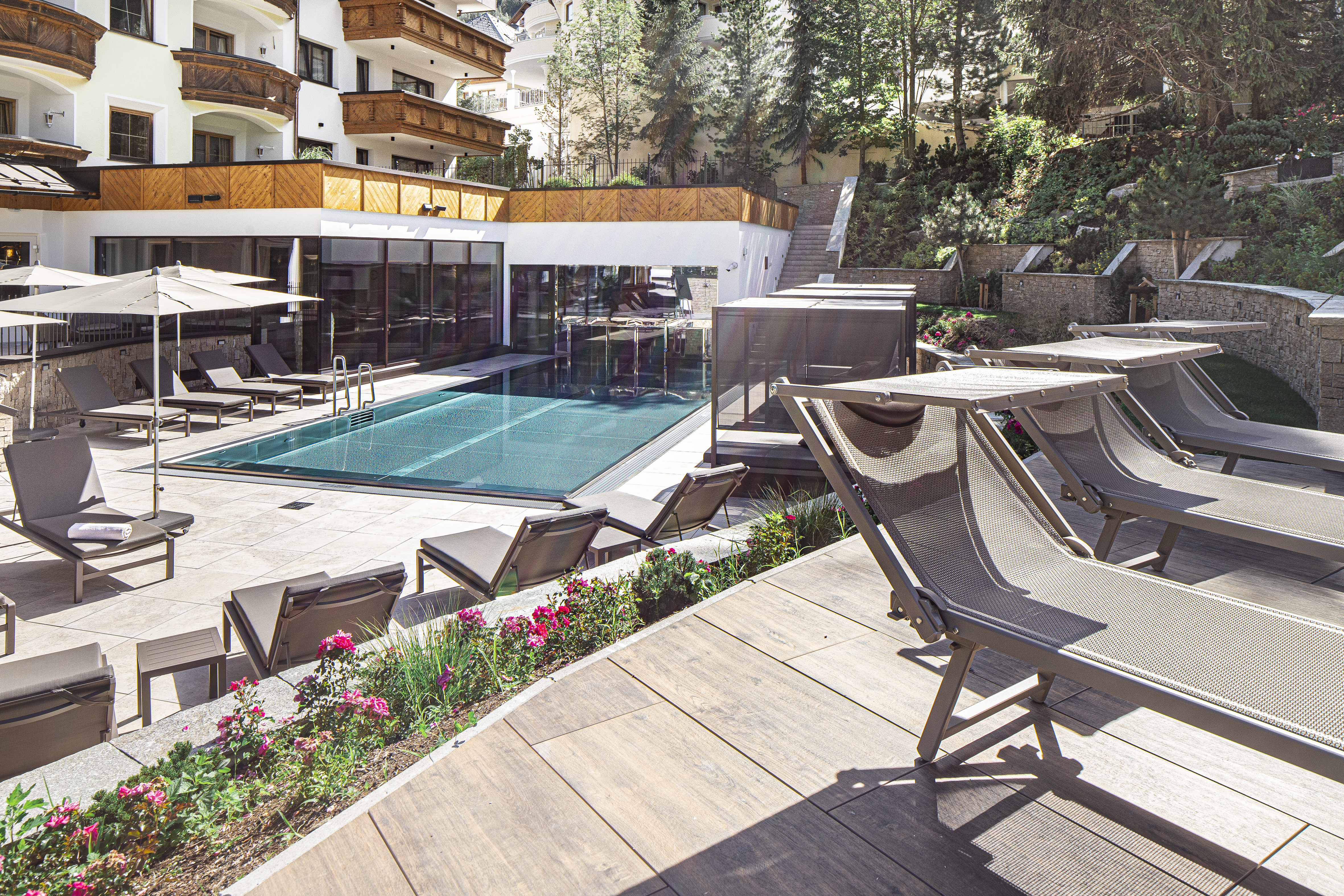 Luxusurlaub - Tirol - Außenpool im Sommer - Hotel Post