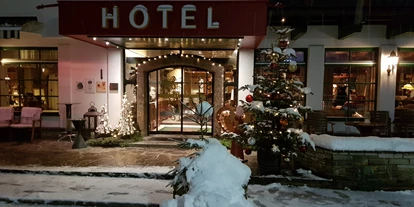 Luxusurlaub - Hotel-Schwerpunkt: Luxus & Familie - Eingang Hotel - Hotel „Der Kirchenwirt****s"
