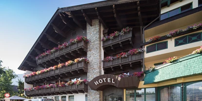 Luxusurlaub - Hotel-Schwerpunkt: Luxus & Familie - Außenansicht
Hotel - Hintereingang
Parkplatz - Hotel „Der Kirchenwirt****s"