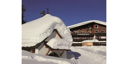 Luxusurlaub - Hotel-Schwerpunkt: Luxus & Familie - Aussenansicht Winter - Hotel Sonnenburg