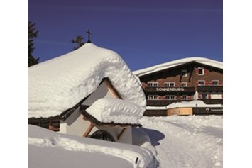 Luxushotel: Aussenansicht Winter - Hotel Sonnenburg