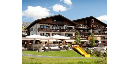Luxusurlaub - Hotel-Schwerpunkt: Luxus & Familie - Außenansicht Sommer - Hotel Sonnenburg