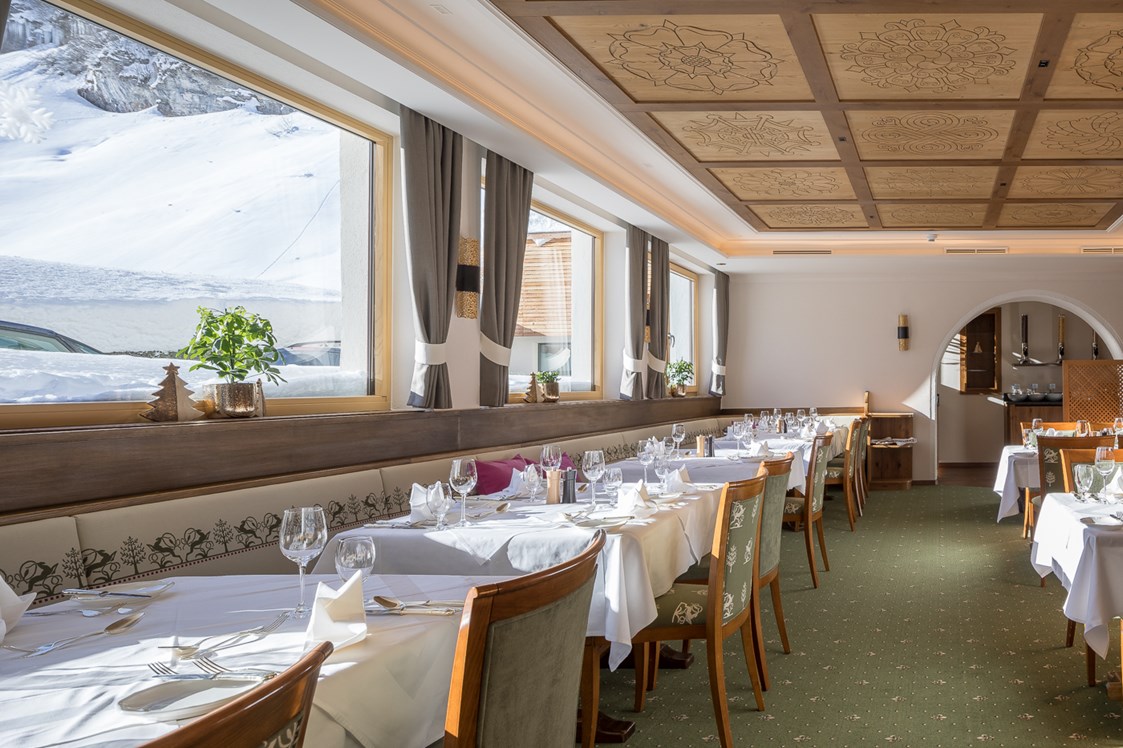 Luxushotel: Hotel Albona Nova Zürs am Arlberg 
Restaurant mit Ausblick  - Hotel Albona Nova