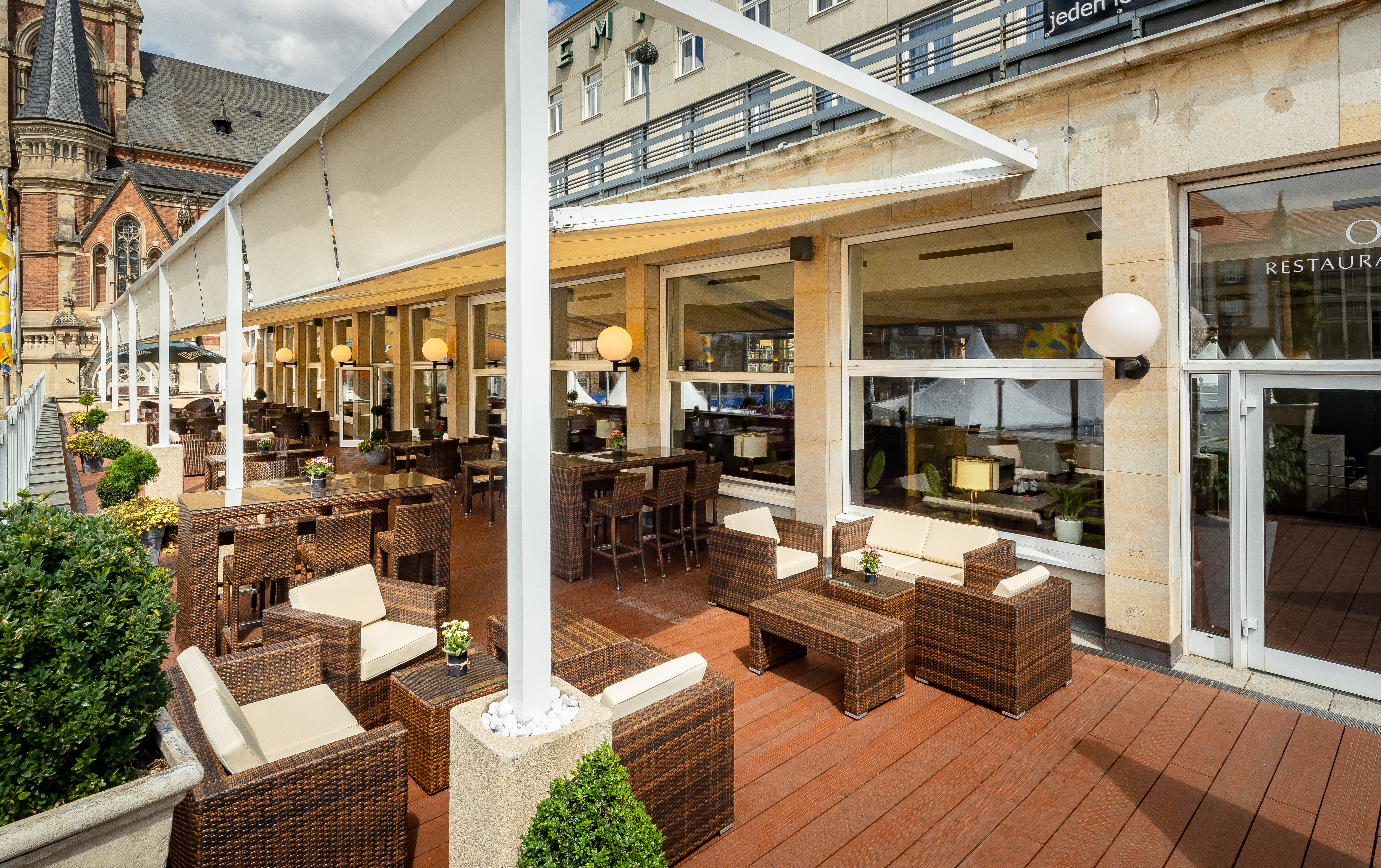 Luxusurlaub - Deutschland - Terrasse mit Blick auf den Theaterplatz - Hotel Chemnitzer Hof