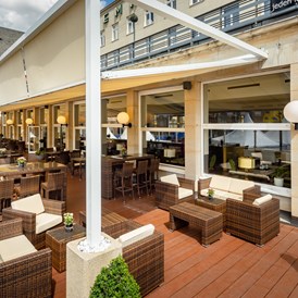 Luxushotel: Terrasse mit Blick auf den Theaterplatz - Hotel Chemnitzer Hof