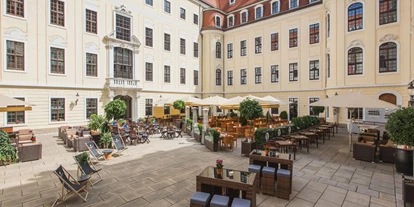 Luxusurlaub - Bar: Poolbar - Entspannung pur im malerischen Innenhof - Hotel Taschenbergpalais Kempinski Dresden