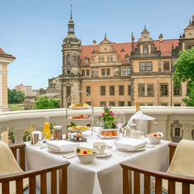 Luxushotel: Blick aus einer Suite auf das historische Dresden - Hotel Taschenbergpalais Kempinski Dresden