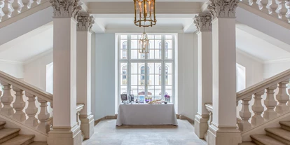 Luxusurlaub - Bar: Poolbar - Historisches Trepppenhaus wie zu Cosel´s Zeiten - Hotel Taschenbergpalais Kempinski Dresden