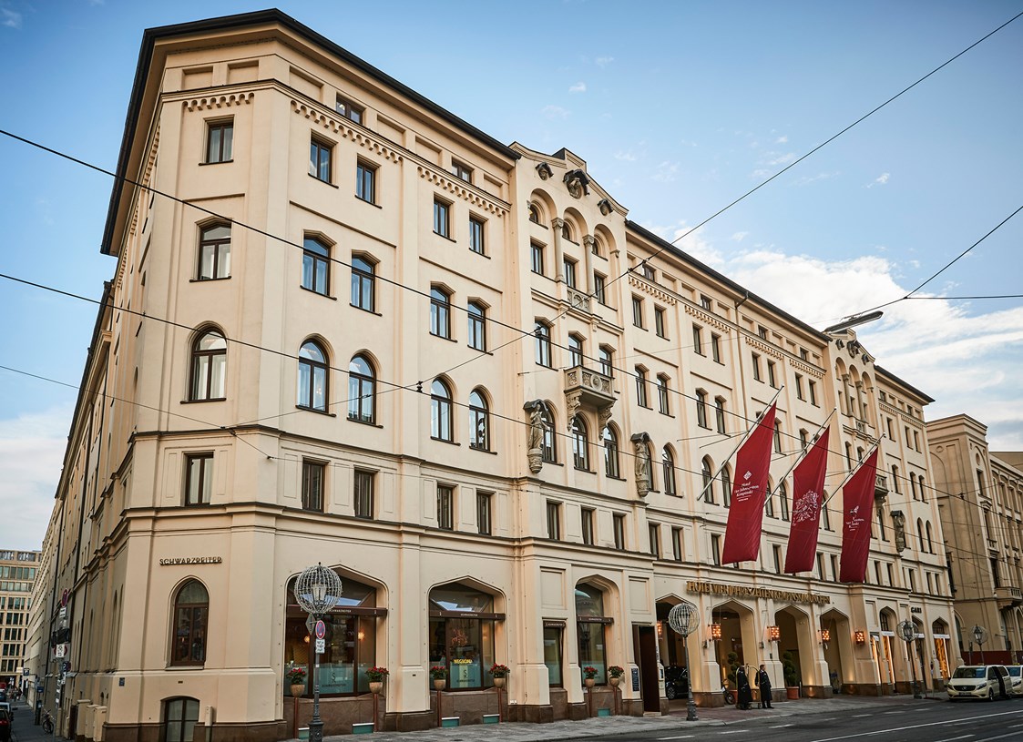 Luxushotel: Hotelfassade - Hotel Vier Jahreszeiten Kempinski München