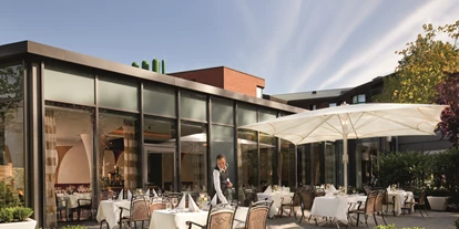 Luxusurlaub - Parkplatz: gebührenpflichtig in Gehweite - Terrasse Fine Dining Restaurant Chesa Rössli - Mövenpick Hotel Münster