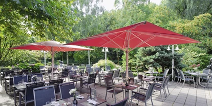 Luxusurlaub - Parkplatz: gebührenpflichtig in Gehweite - Terrasse Mövenpick Restaurant - Mövenpick Hotel Münster