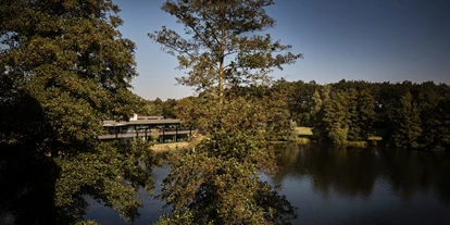 Luxusurlaub - Bar: Poolbar - Seeblick - Hilton Frankfurt Gravenbruch