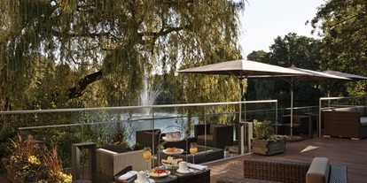 Luxusurlaub - Bar: Poolbar - Seeterrasse - Hilton Frankfurt Gravenbruch